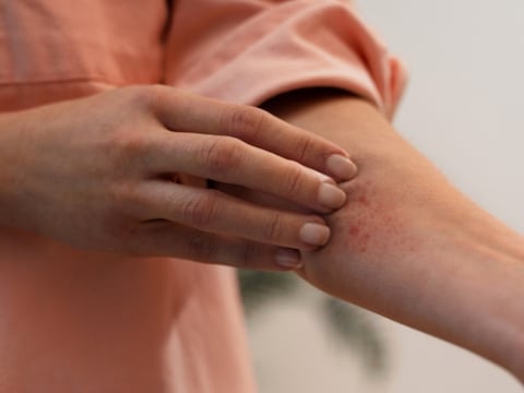 Científicos desarrollan implante de piel que monitorea biomarcadores internos: se ilumina de color verde si enfermas