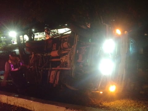 Camión que transportaba camarones se volcó en la vía a la costa