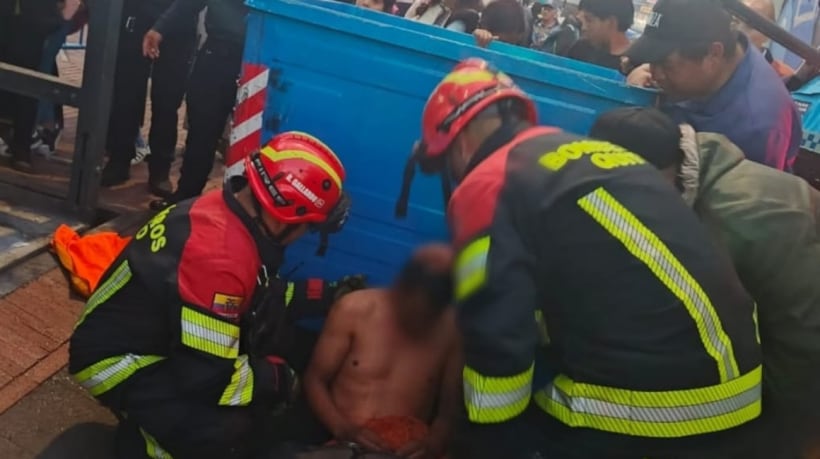 Hombre quedó atrapado por 40 minutos en un basurero del centro histórico de Quito