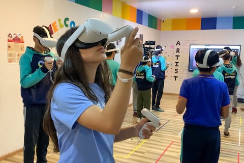 El innovador e impactante modelo de enseñanza de un colegio de Quito incluye el Metaverso, uso de iPad, clase de felicidad y hasta cómo tender una cama