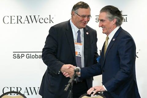 Estados Unidos logra acuerdo de casi $ 1.000 millones para cambiar energía eólica por gas