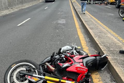 Motociclista muere arrollado por un taxi en la avenida Mariscal Sucre, en Quito