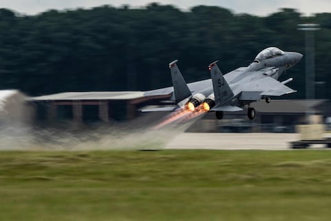 Avión militar estadounidense cae en Irán; uno de los tripulantes es rescatado