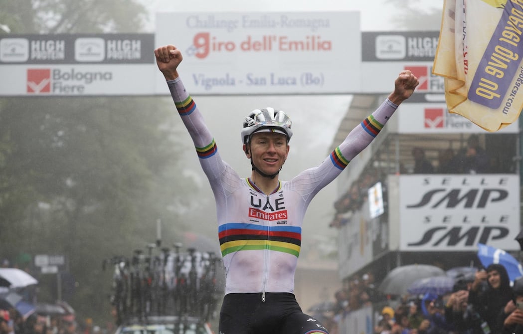 Tadej Pogacar estrena el maillot arcoíris con triunfo en el Giro dell’Emilia