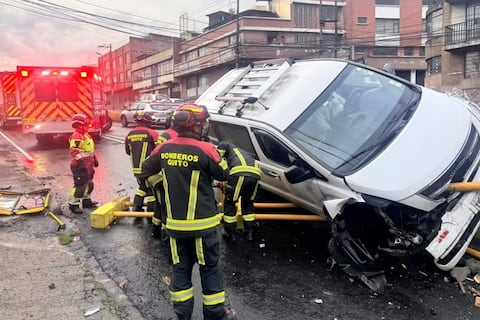 Una furgoneta quedó suspendida en un puente de La Vicentina, en el centro-norte de Quito