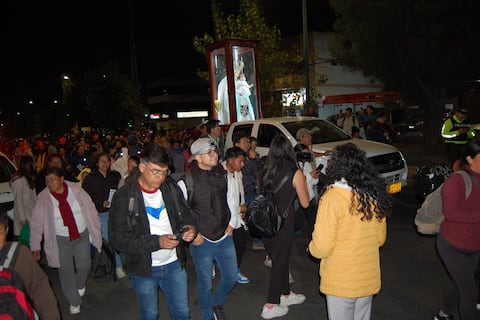 15.000 devotos recorren 40 kilómetros de Ambato a Baños por la Virgen del Rosario de Agua Santa