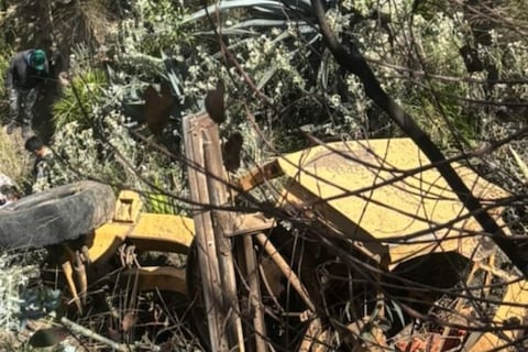 Dos fallecidos en caída de tractor a una quebrada en Nayón