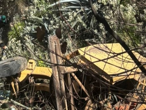 Dos fallecidos en caída de tractor a una quebrada en Nayón