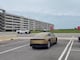 Un Tesla Cybercab dorado y completamente vacío ‘cobra vida’ en la fábrica ante la mirada de los ingenieros
