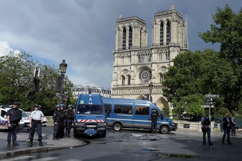 Hombre hiere a policía frente a Catedral Notre-Dame de París