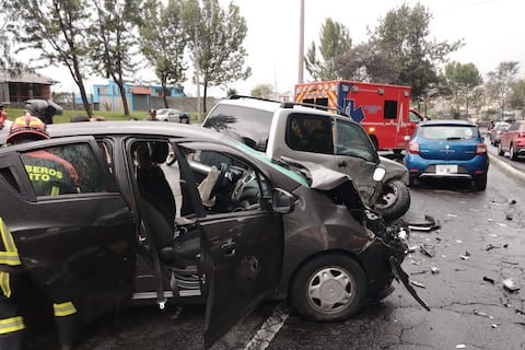 Choque múltiple en la av. Mariscal Sucre, en la entrada al túnel de San Juan, deja cuatro personas heridas
