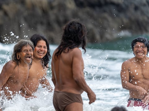 ‘¿Cómo hacen para cocinar con esta agua?’: el asombro de 22 indígenas del Yasuní cuando conocieron el mar