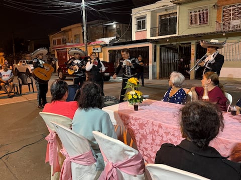Serenatas por el Día de la Madre se adelantaron por el toque de queda en Guayaquil