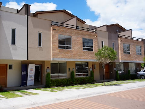 Gobierno entrega diez viviendas del programa Tu Casa Miti Miti en Quito