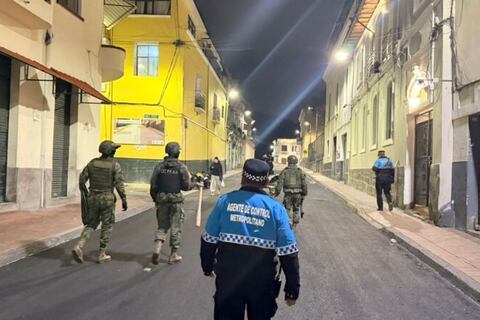 Armas blancas, droga y cigarrillos de contrabando decomisan en el centro histórico de Quito