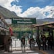 Evacúan a 1.400 turistas varados por protestas en Machu Picchu, Perú