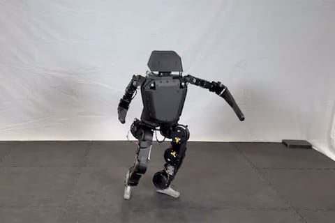 Increíble: Disney está entrenando robots inteligentes para caer, rodar y aterrizar de manera que sus partes vulnerables no sufran daños