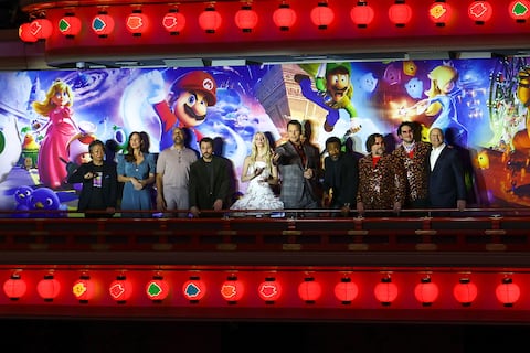 La especial foto del elenco de ‘Super Mario Galaxy: la película’ en su gira de prensa en Japón