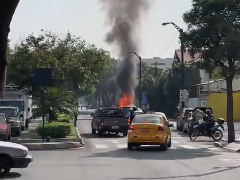 Vehículo se incendia en la av. Las Monjas, en Urdesa central