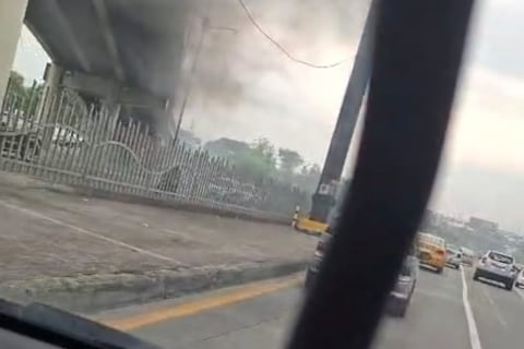 Incendio en paso elevado de la avenida de las Américas alarmó a conductores en el norte de Guayaquil