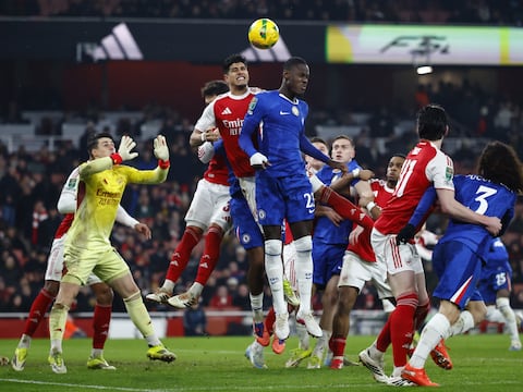 ‘Luchó bien y fue fuerte en el tackle’: prensa inglesa elogia a Piero Hincapié tras vencer con Arsenal al Chelsea de Moisés Caicedo