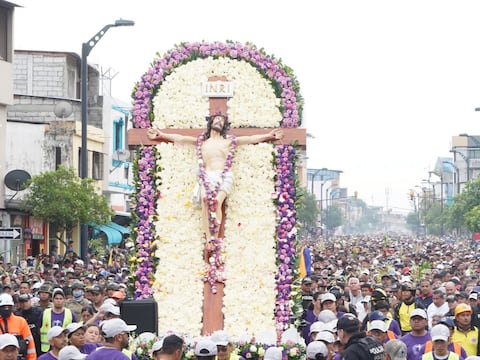 ‘Algo maravilloso se siente cuando uno viene, el corazón se le hace agüita’: miles manifiestan su fe en las calles del Suburbio detrás de Cristo