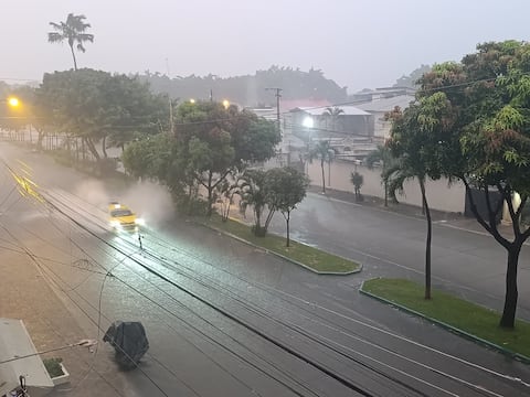 Varias zonas de Guayaquil anegadas por lluvia con tormenta eléctrica este viernes 20 de marzo