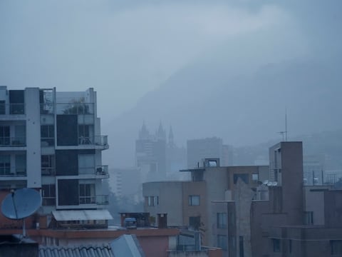 Intensa lluvia en Quito genera ocho emergencias por inundaciones