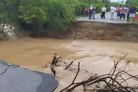 Más de 190 damnificados, dos casas destruidas y dos vías colapsadas en El Oro por intensa lluvia