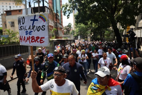 Trabajadores protestan en Caracas tras aumento salarial al que consideran una ‘burla’