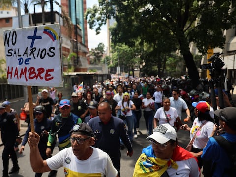 Trabajadores protestan en Caracas tras aumento salarial al que consideran una ‘burla’