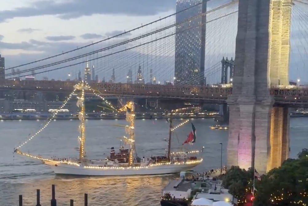 Abren investigación por accidente de buque mexicano contra puente de Brooklyn
