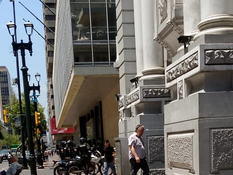 Ciudadanos frustran robo en el centro de Guayaquil y retienen a sospechoso hasta llegada de la Policía