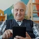 Cinco canciones que le cambian la expresión a los mayores de 60 años: sácale una sonrisa a tus abuelos