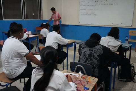 ‘Toca correr para alcanzar bus’: estudiantes nocturnos ajustan salidas por toque de queda en Guayaquil