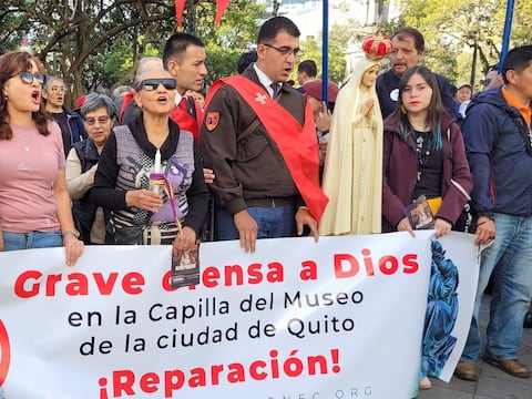 Frente al Municipio, fieles reclaman al alcalde de Quito por obra teatral y entregan oficio