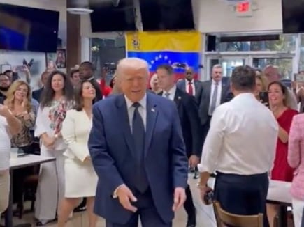 Trump saluda a exiliados venezolanos durante visita al restaurante ‘El Arepazo’ en Florida