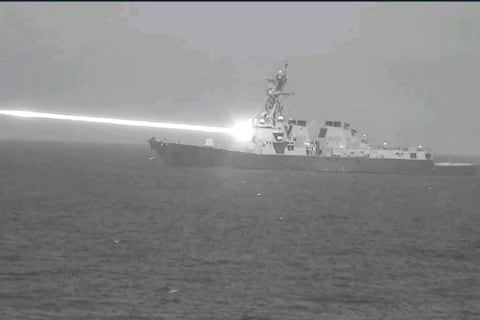 Estados Unidos revela detalles de una prueba de arma láser: posee deslumbrante óptico integrado y sistema de vigilancia para derribar drones en el mar