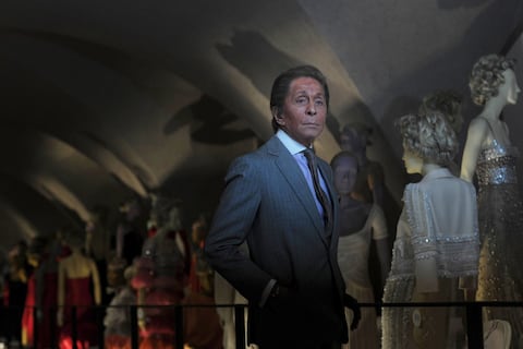 Quién era Valentino Garavani, el diseñador que transformó la alta costura con su especial rojo