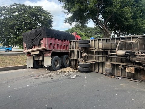 Un camión y una volqueta protagonizan siniestro de tránsito en la vía a la costa: congestionamiento vehicular en la zona