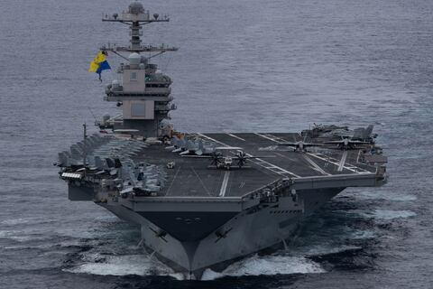 Almirante del portaaviones USS Gerald R. Ford admite que los están llevando al límite: el grupo de ataque tiene más de 200 días en el mar