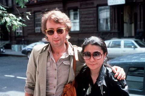 Yoko Ono a sus 89 años: La viuda del exbeatle John Lennon está alejada de la vida pública y atada a una silla de ruedas