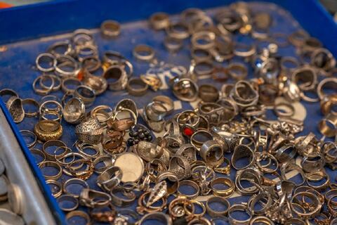 Arqueólogos hallan extraño anillo de oro de 2.300 años que pudo tener un significado especial para un niño