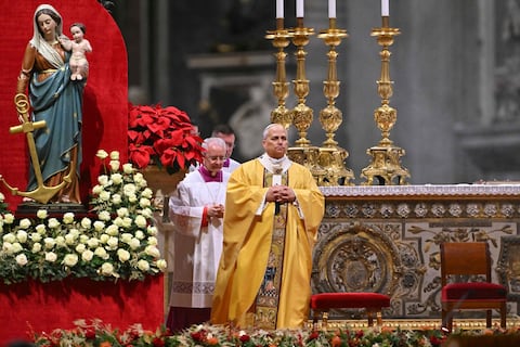 León XIV denuncia en su primera misa del Gallo una ‘economía distorsionada’ que trata al hombre como mercancía