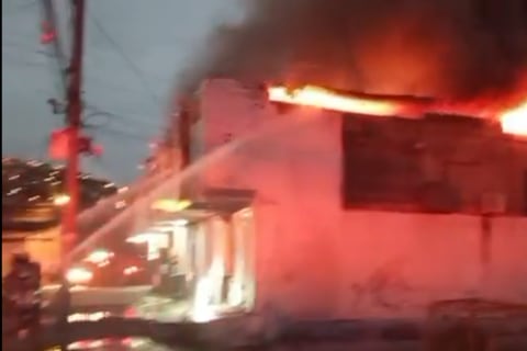 Bomberos controlaron incendio en imprenta de Mapasingue oeste
