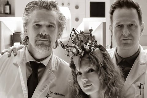 Taylor Swift comparte con Ethan Hawke y Josh Charles, actores de ‘Dead Poets Society’, en el video musical de ‘Fortnight’