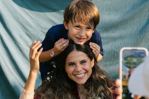 “Amo crecer junto a mi hijo”: la cantante Luz Pinos habla de la maternidad que la transforma