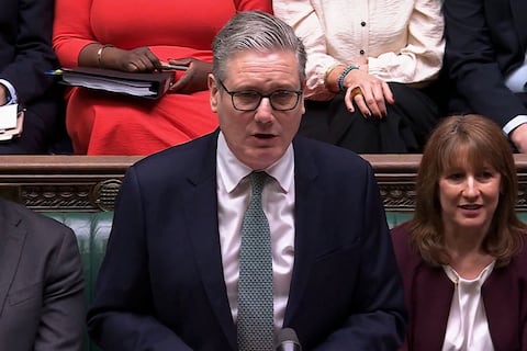 Primer ministro británico reclama disculpas a copropietario del Manchester United por decir que el Reino Unido está ‘colonizado’ por inmigrantes