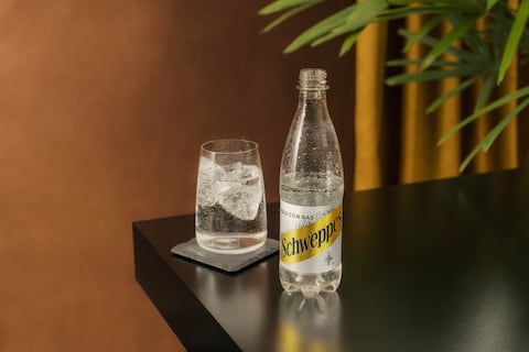 Coca-Cola incorpora la marca de agua con gas Schweppes a su portafolio en Ecuador