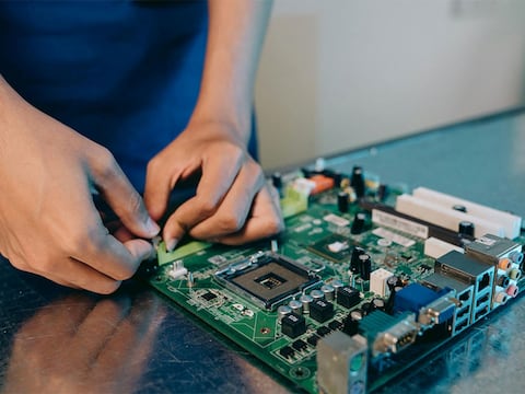 Crean cerebro enchufable para añadir capacidades de IA de alto rendimiento a los automóviles sin reemplazar los sistemas actuales